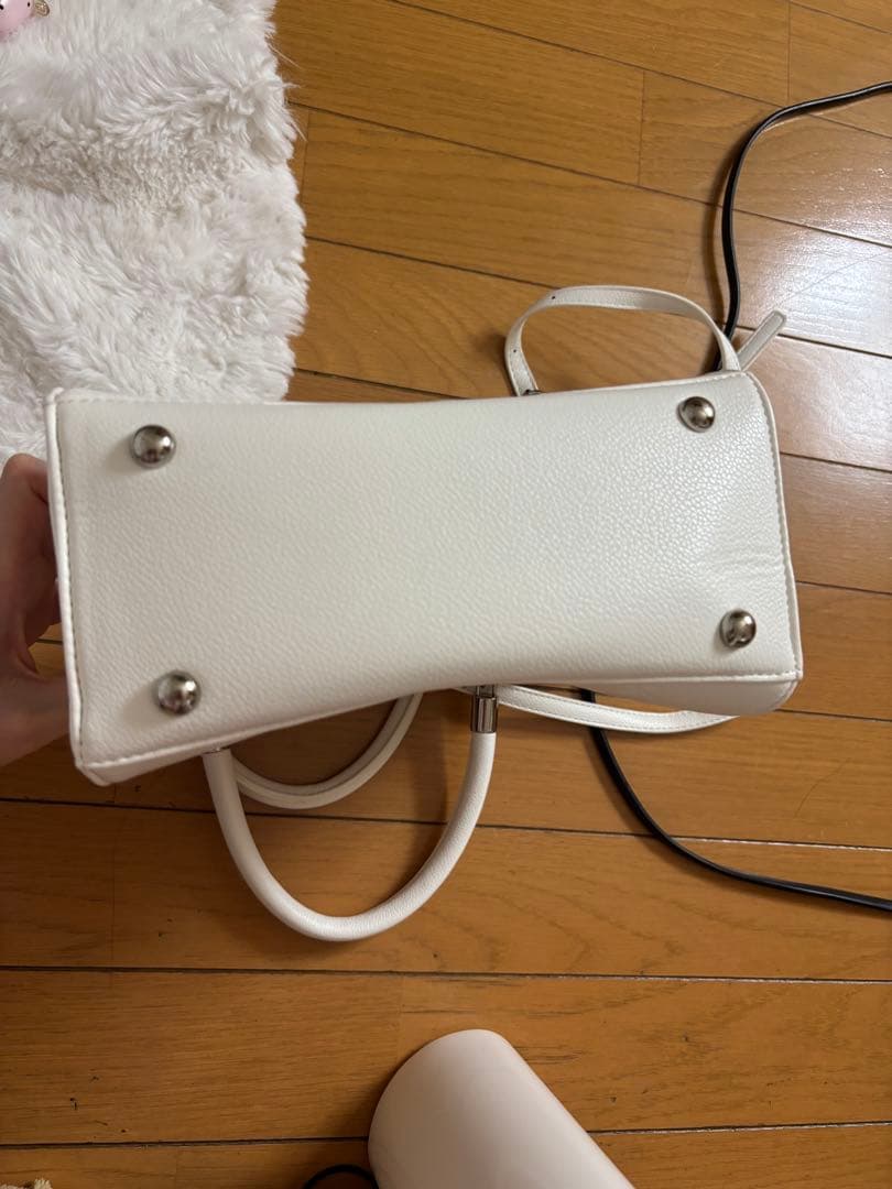 Evelyn ハンドバッグ ホワイト チャーム付き — image 3
