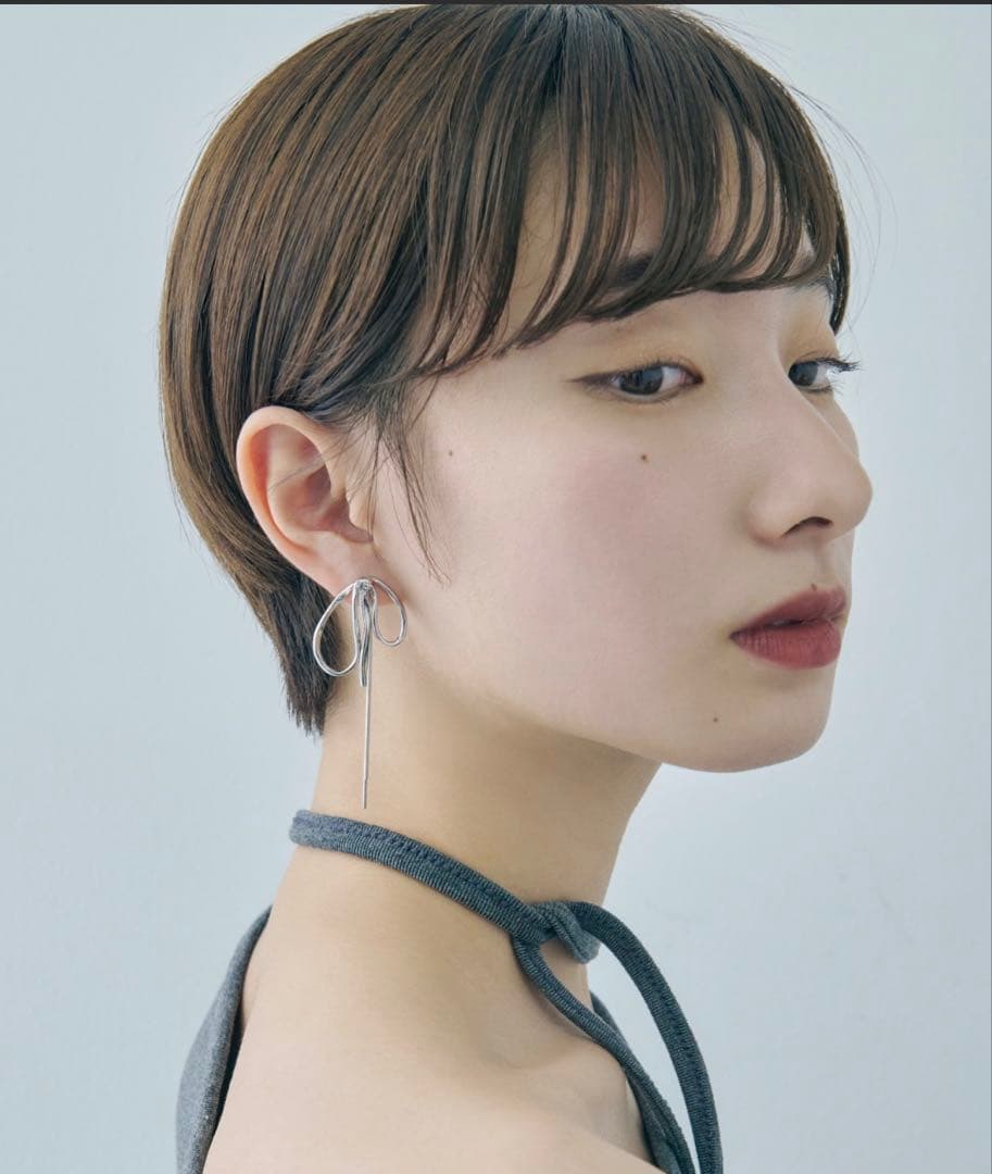 GOLDY シルバーカラー ループデザイン イヤリング — image 2