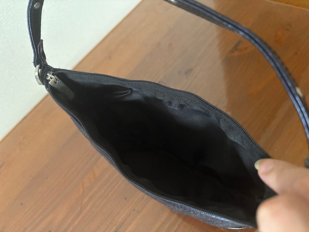 スタッズ付き黒ハンドバッグ — image 3