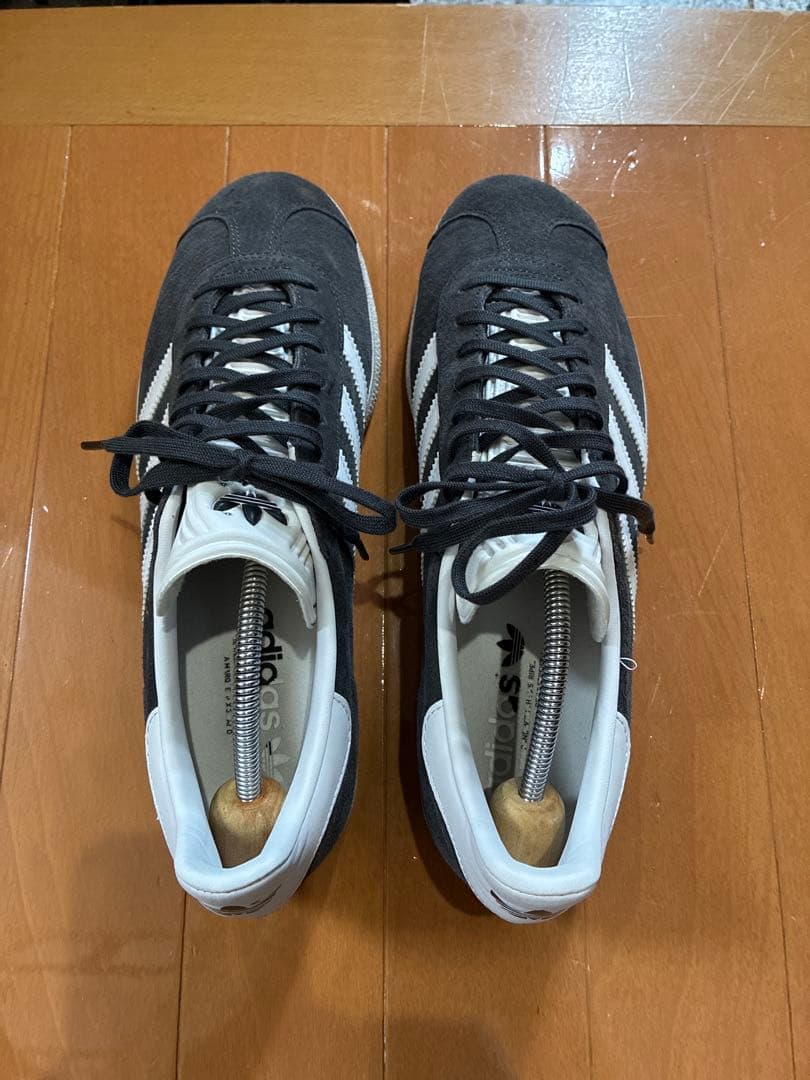 adidas Gazelle ダークグレー スエード スニーカー — image 2