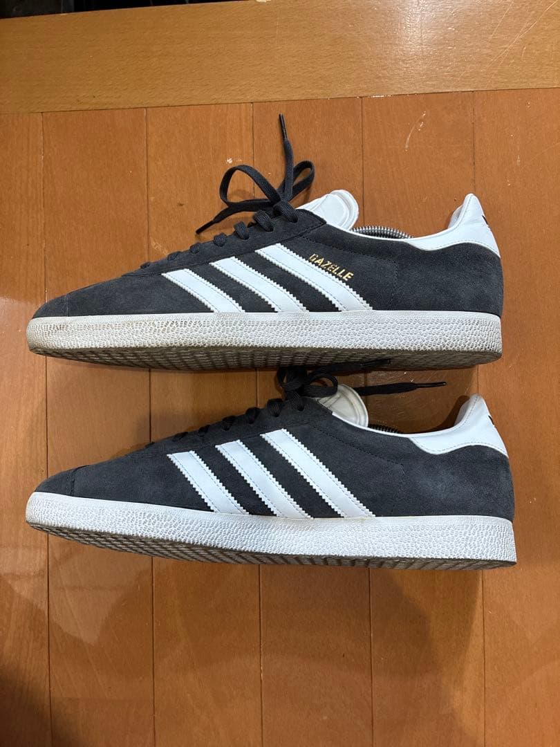 adidas Gazelle ダークグレー スエード スニーカー — image 4