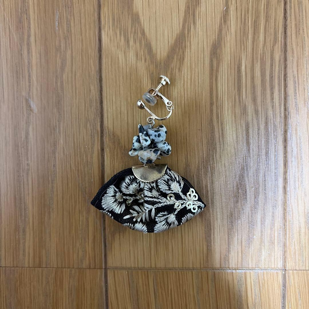 イヤリング　刺繍　ネジ式 — image 3