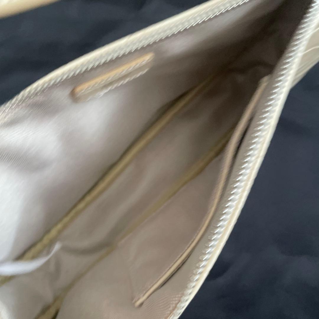クロコダイル型押し ハンドバッグ アイボリー — image 3