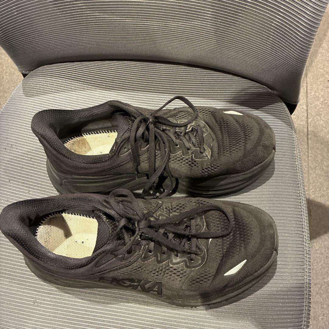 HOKA BONDI ブラック スニーカー — image 4
