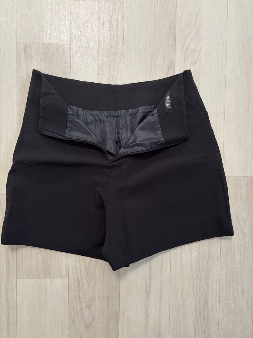 黒 ショートパンツ ウエストファスナー付き — image 3