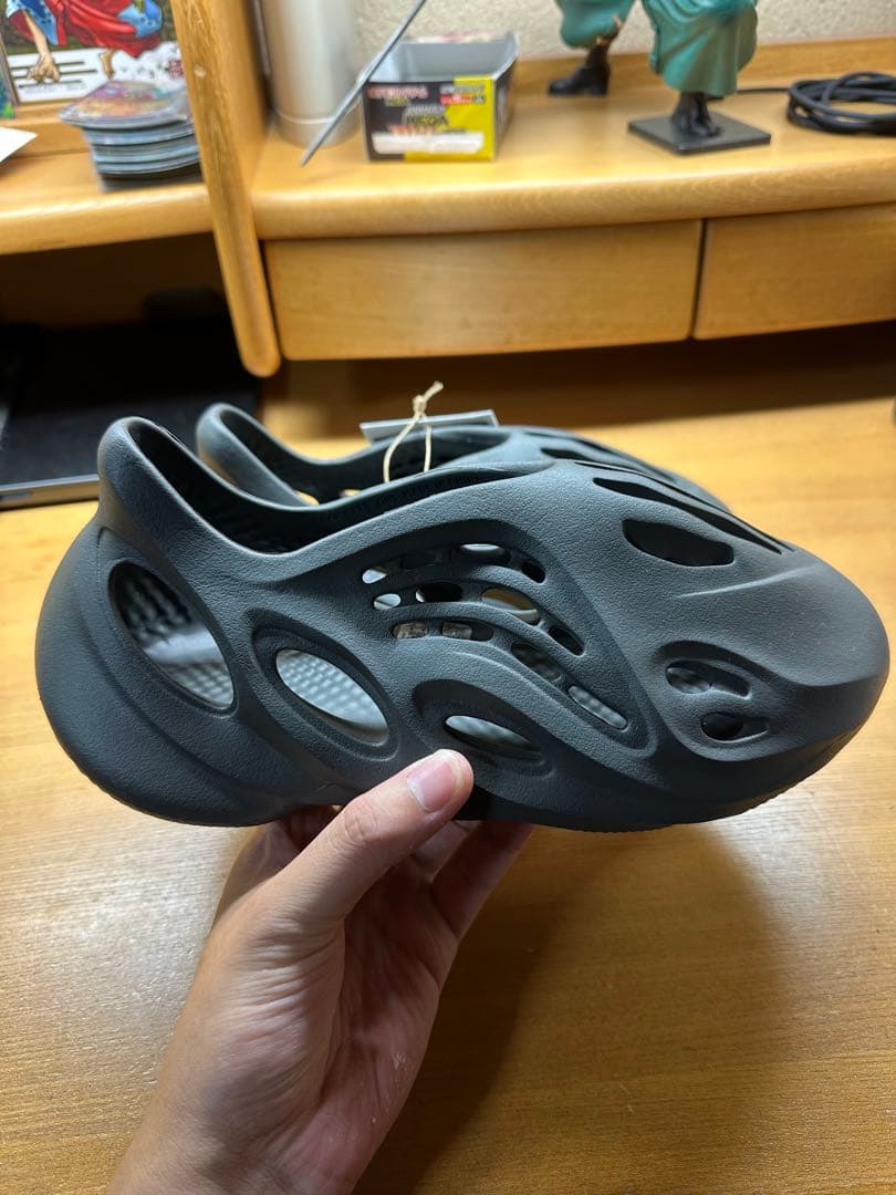 adidas YEEZY Foam Runner "Carbon" — image 3
