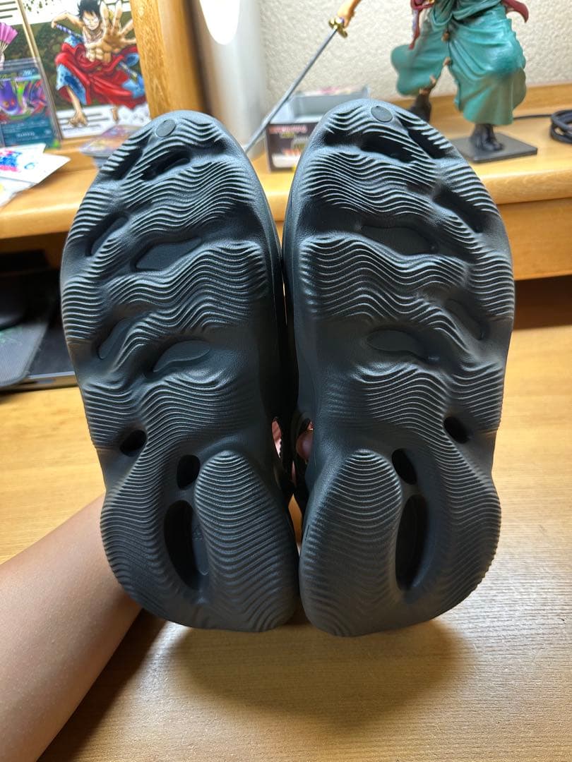 adidas YEEZY Foam Runner "Carbon" — image 4