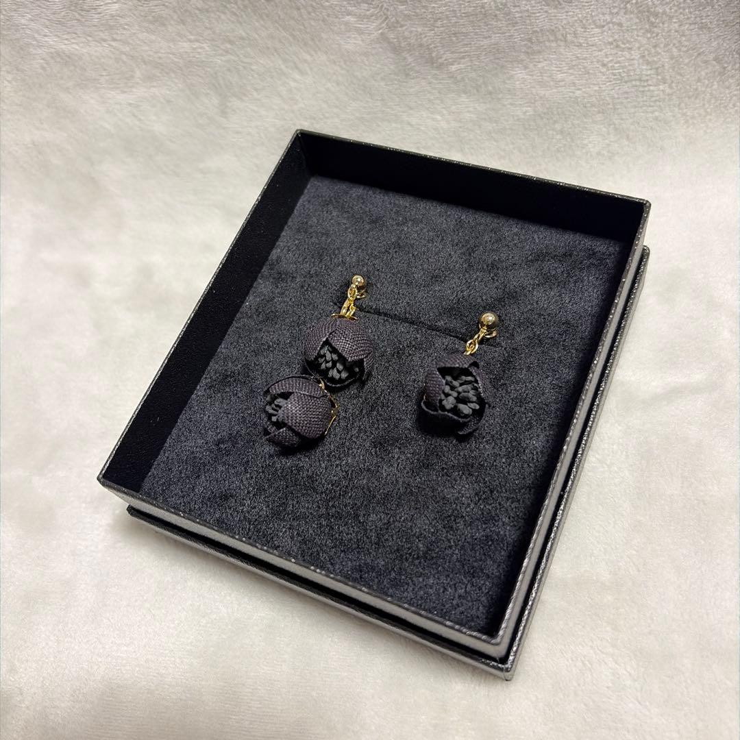 【新品】フェリシモ and myra クリスマスローズのイヤリング — image 3