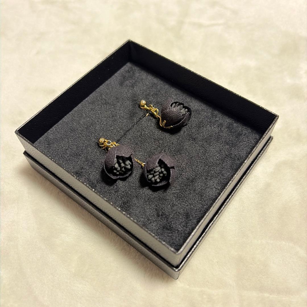 【新品】フェリシモ and myra クリスマスローズのイヤリング — image 5