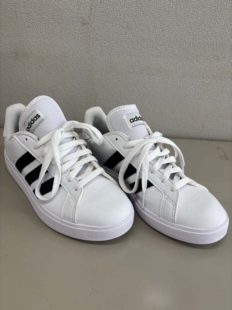 価格を下げました！adidas スニーカー ホワイト ブラックストライプ — image 2