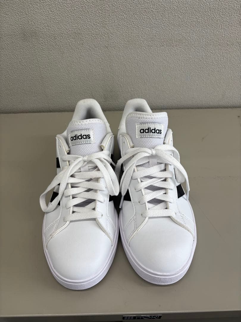 価格を下げました！adidas スニーカー ホワイト ブラックストライプ — image 3