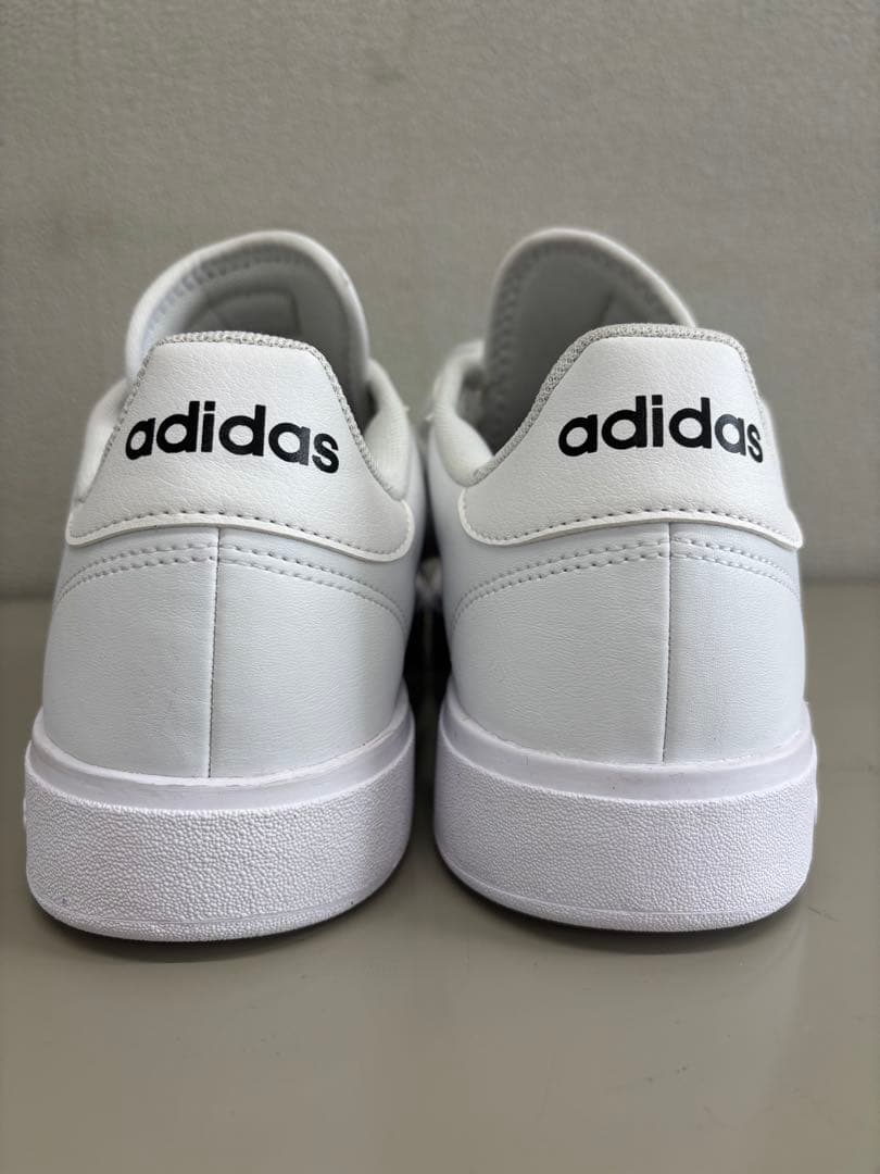 価格を下げました！adidas スニーカー ホワイト ブラックストライプ — image 4
