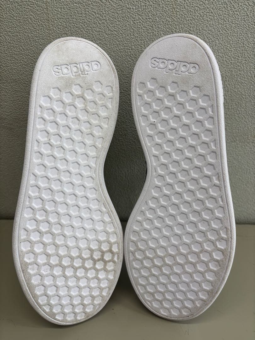 価格を下げました！adidas スニーカー ホワイト ブラックストライプ — image 5
