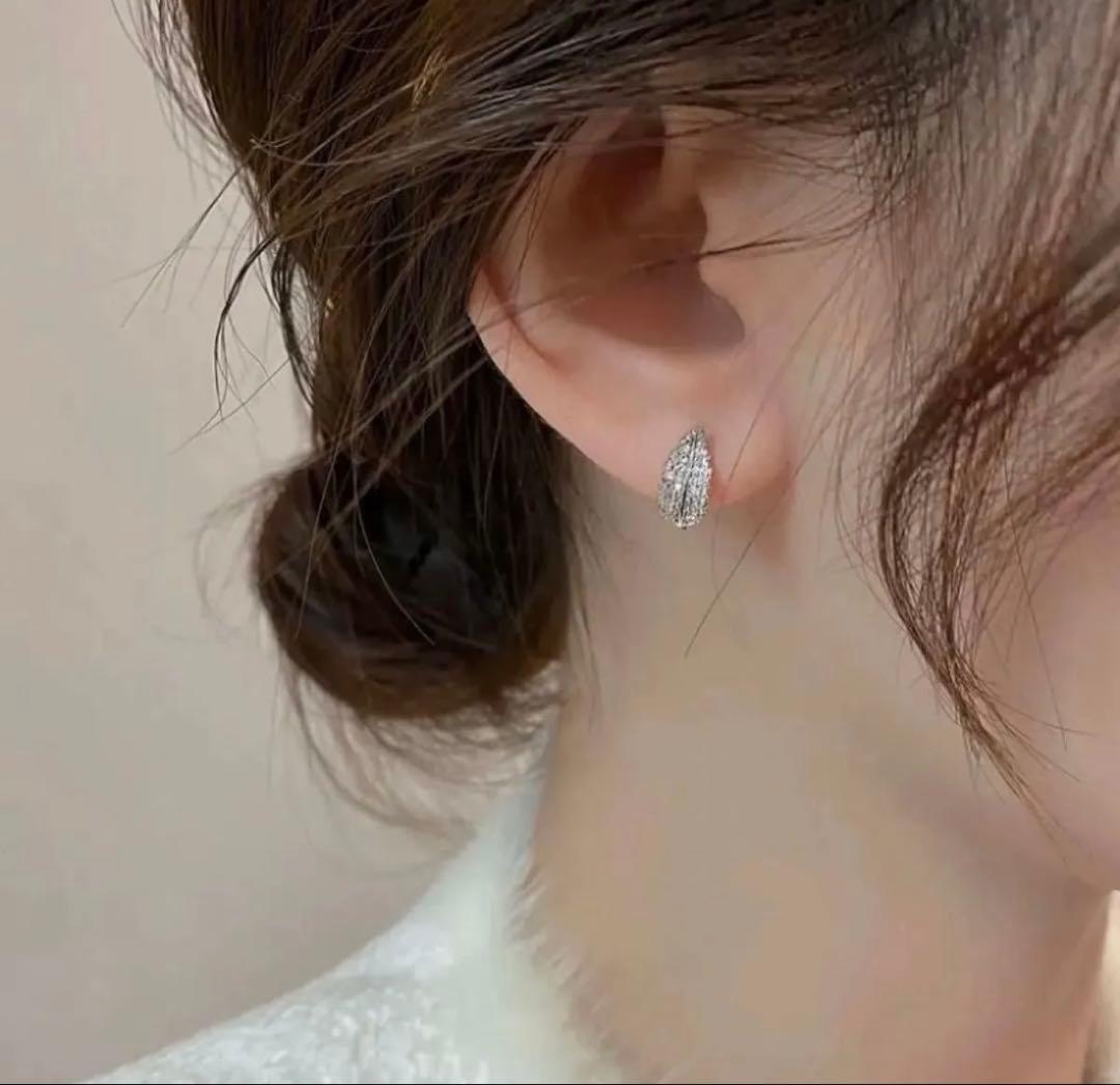 N106葉っぱ小ぶり　シルバーキラキラ痛くないイヤリング　韓国　通勤　上品　軽量 — image 2