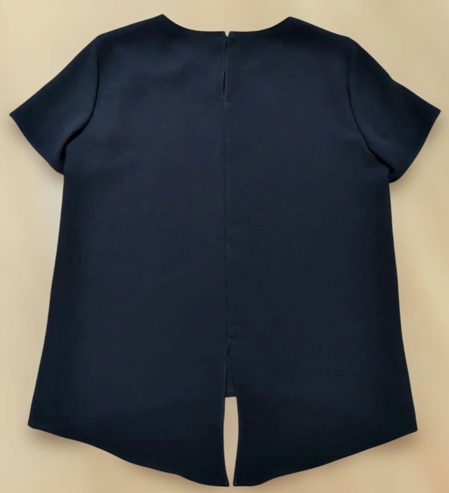 美品◎日本製◎ON.OFF着回しやすいネイビー 半袖ブラウス バックボタン 2 — image 3