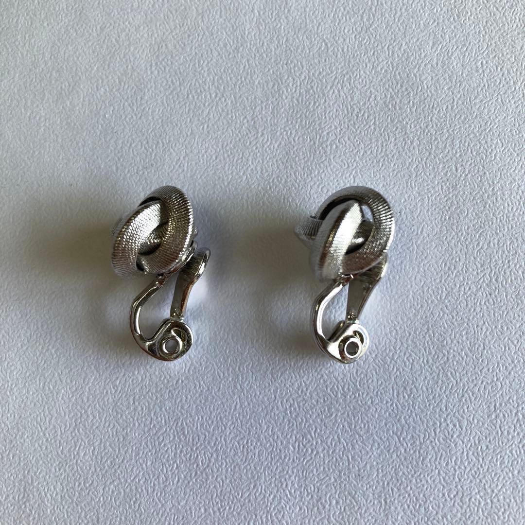 Monet モネ VINTAGE イヤリング シルバーカラー ノットデザイン — image 2