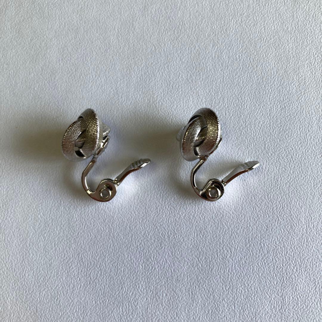 Monet モネ VINTAGE イヤリング シルバーカラー ノットデザイン — image 4