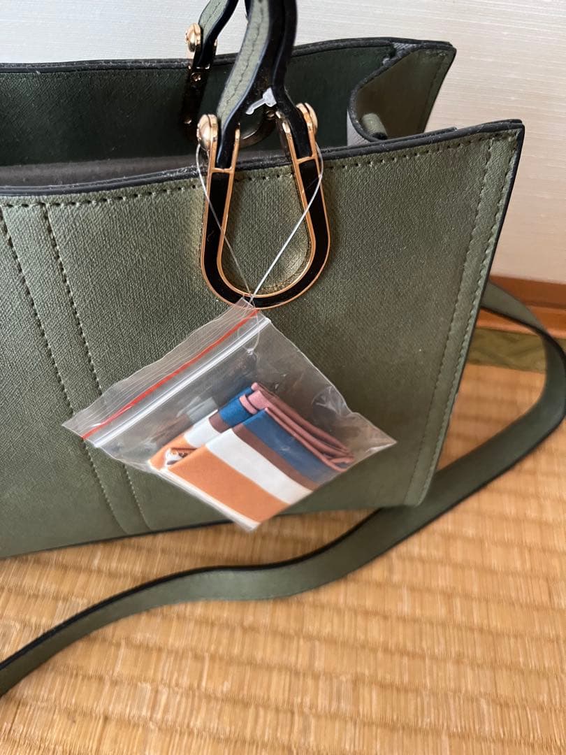 美品オリーブグリーン ハンドバッグ　バンダナ付き — image 2