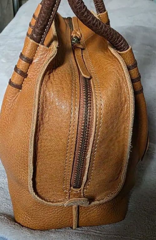 【新品】本革製 ボストンバッグ 花柄チャーム付き 軽量 — image 5