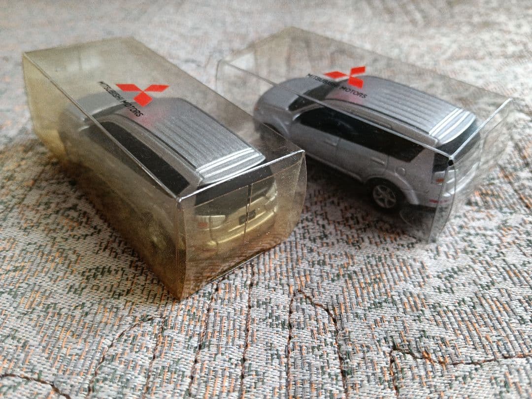三菱自動車 アウトランダー プルバックミニカー 2台セット — image 2