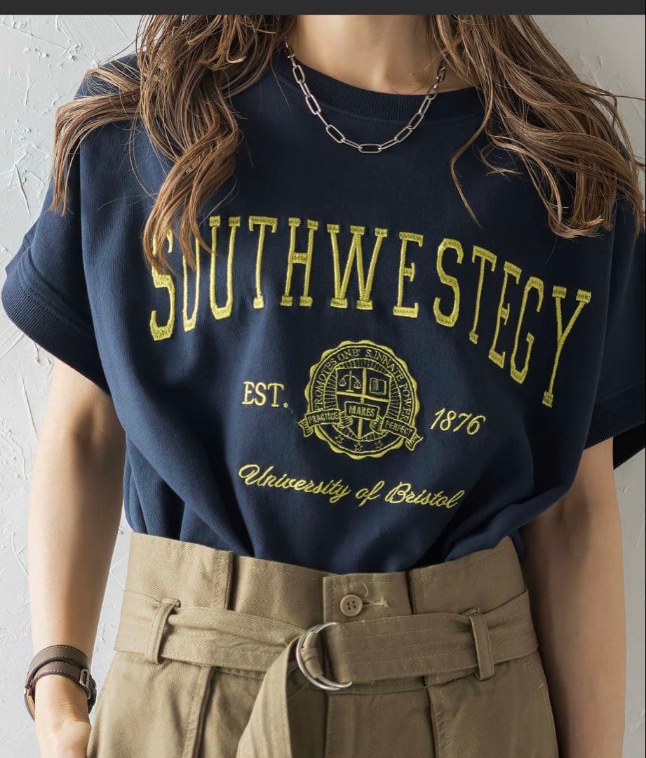ボンジュールサガン カレッジ刺繍ピグメントスウェットTシャツ　ネイビー — image 5