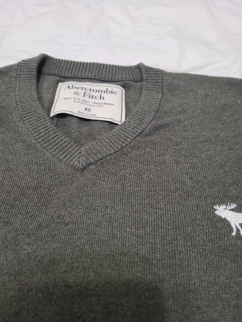 Abercrombie & Fitch Vネック ニット セーター XS — image 3