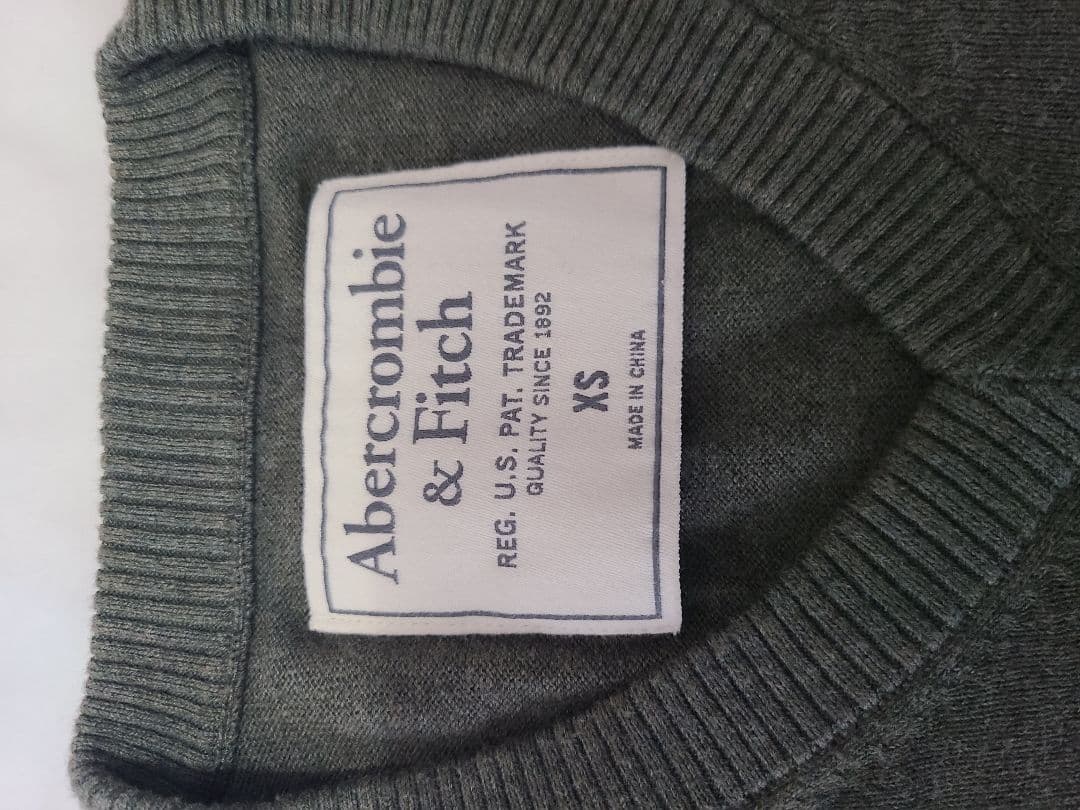 Abercrombie & Fitch Vネック ニット セーター XS — image 4