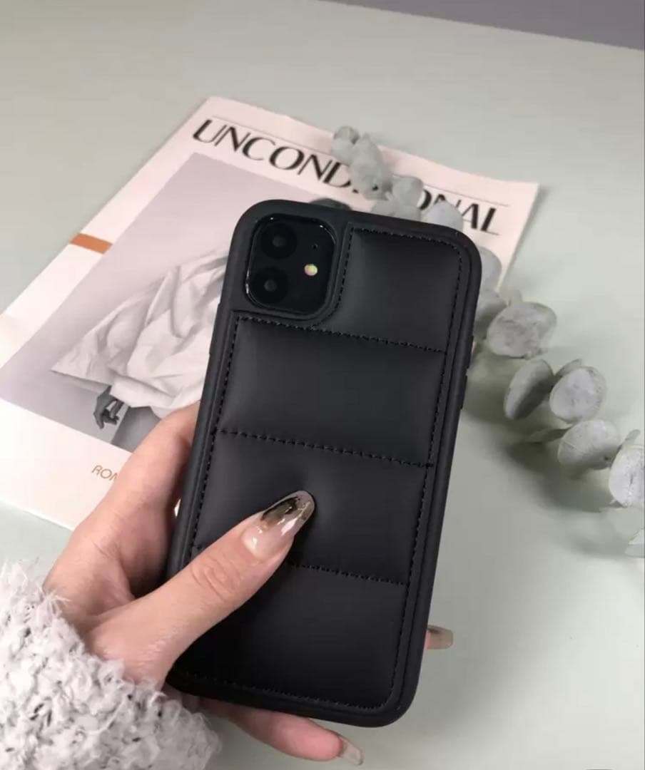 iPhone15pro ブラックパッド入りケース — image 2