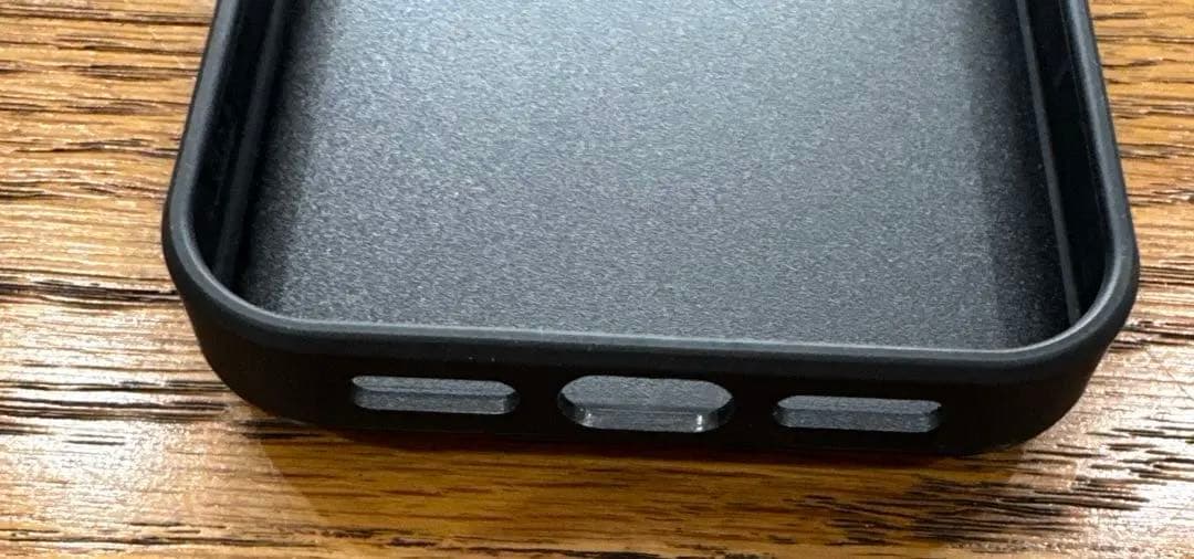 iPhone15pro ブラックパッド入りケース — image 5
