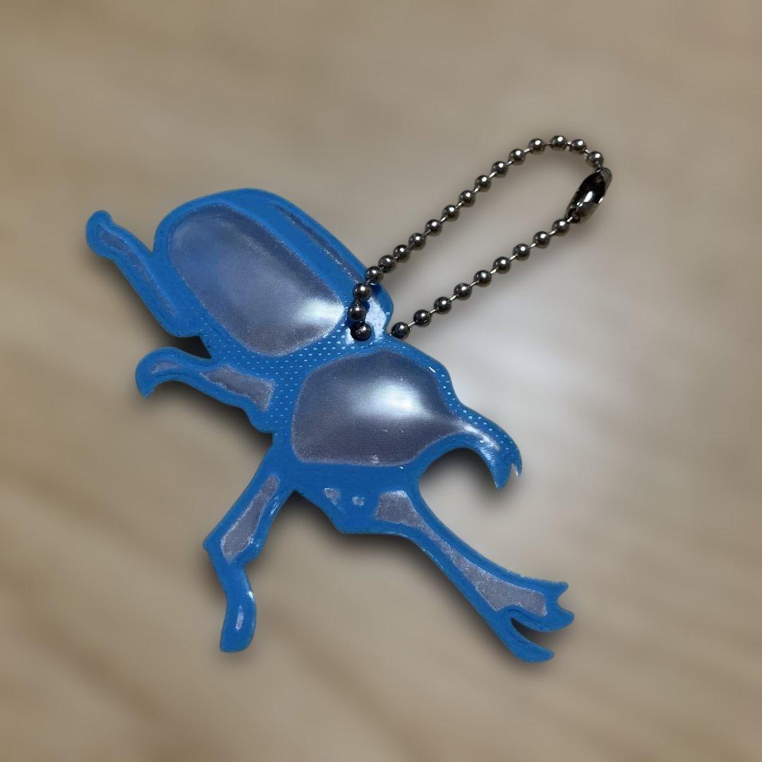 カブトムシ キーホルダー ブルー　リフレクター　反射板 — image 2