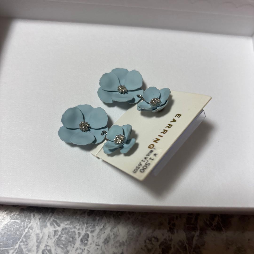 アネモネ anemoneフラワーモチーフ イヤリング ブルー — image 4