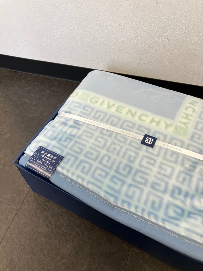 新品未使用 ジバンシー　新合織毛布　140x200 アクリル100% — image 2
