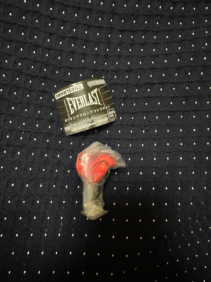 ガチャ EVERLAST ボクシンググローブコレクション キーホルダー　赤　金 — image 2