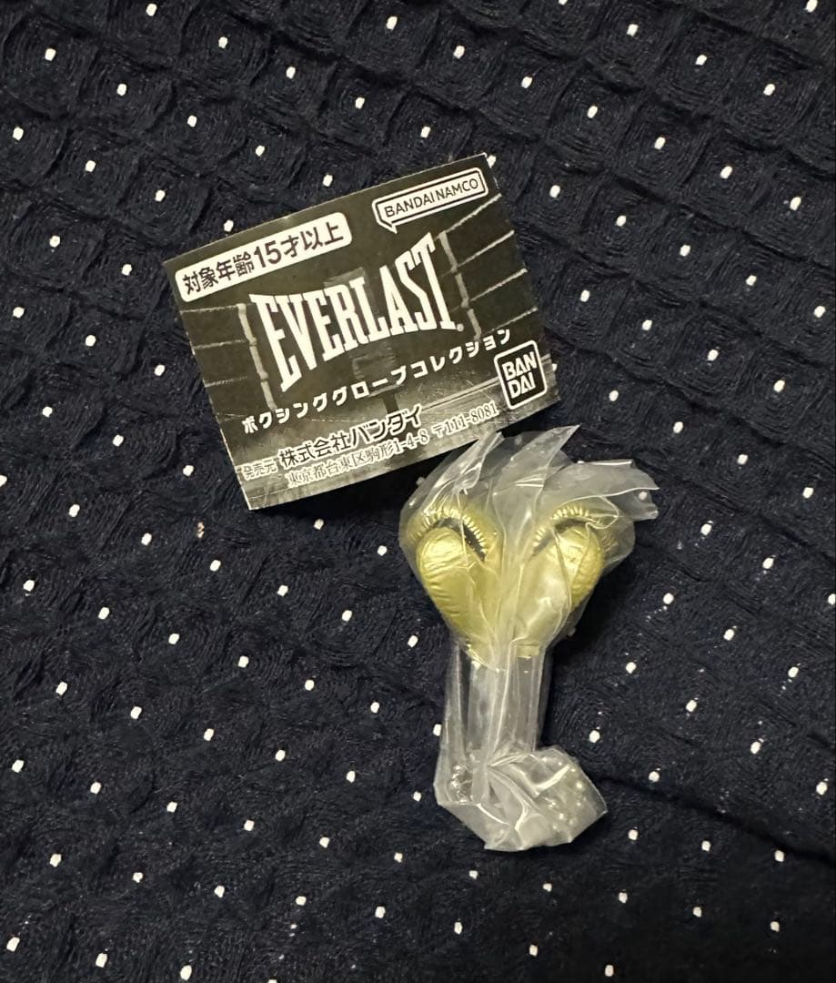 ガチャ EVERLAST ボクシンググローブコレクション キーホルダー　赤　金 — image 3