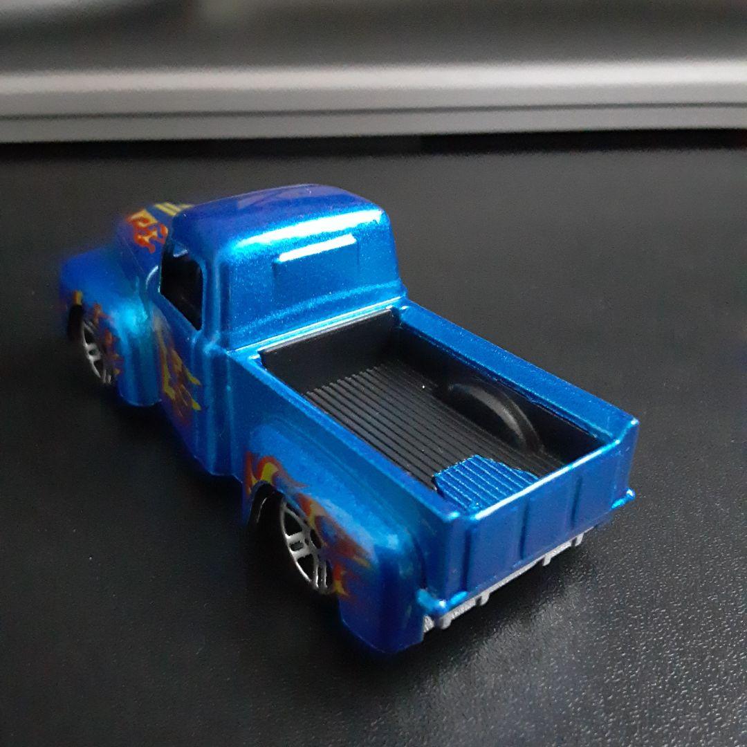 ブルー ファイヤーパターン ピックアップトラック — image 3