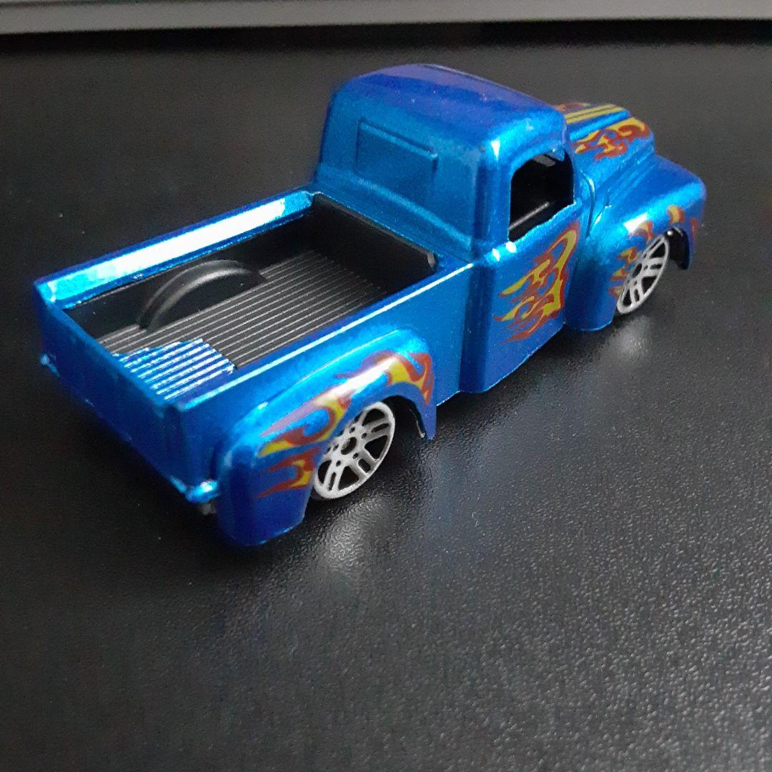 ブルー ファイヤーパターン ピックアップトラック — image 5