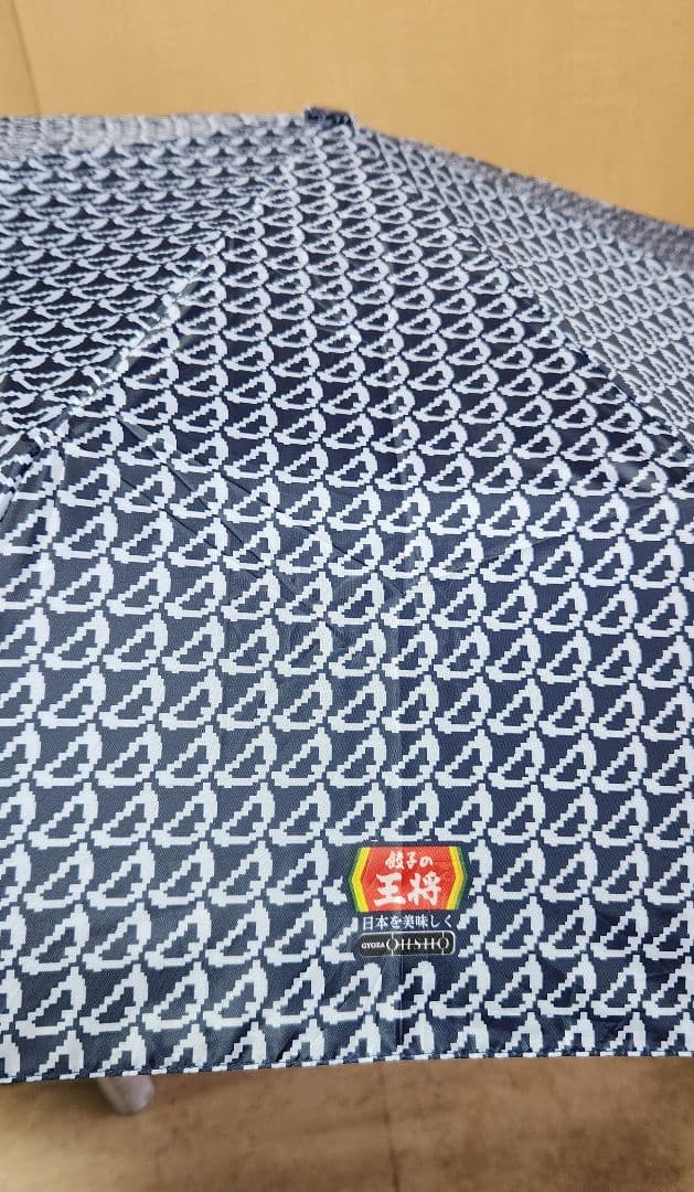 餃子の王将 折りたたみ傘 餃子柄 チャーム付き — image 2