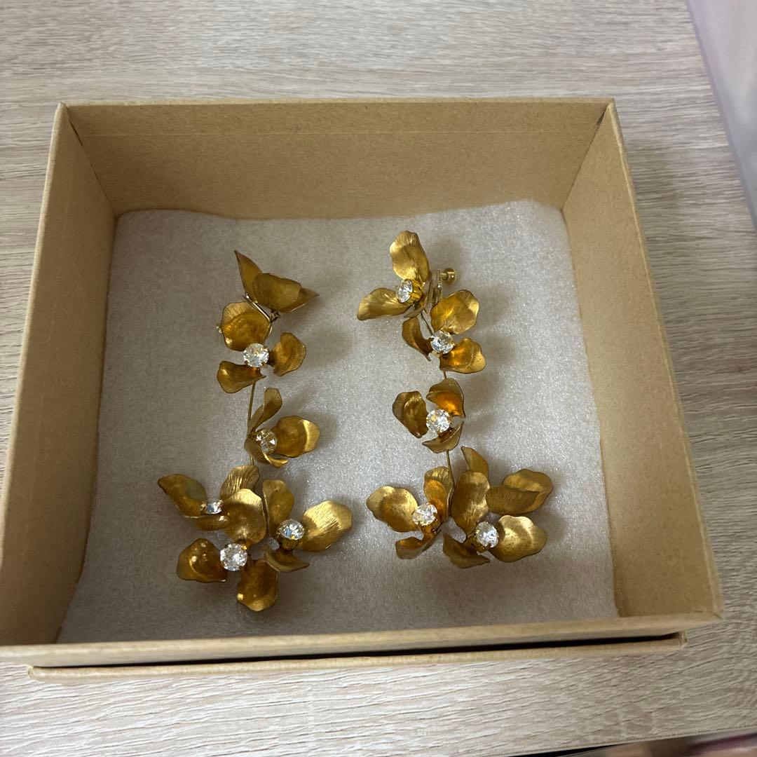 STELLA BRIDAL大ぶり花モチーフピアスゴールド — image 3