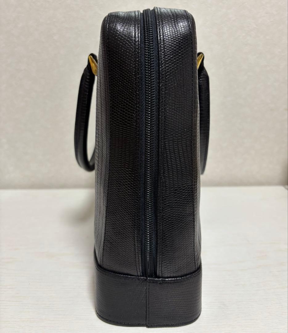 （美品✨）リザード型押しレザー使用した銀座和光（WAKO）のブラックハンドバッグ — image 2