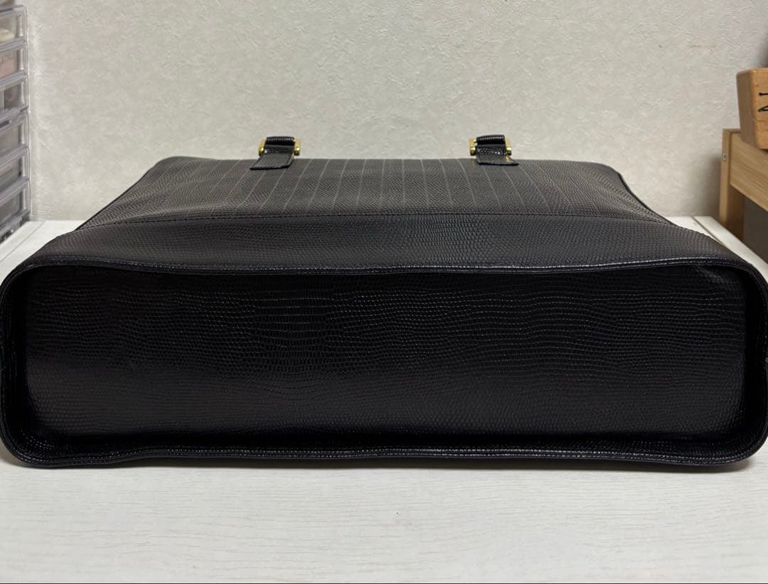 （美品✨）リザード型押しレザー使用した銀座和光（WAKO）のブラックハンドバッグ — image 4