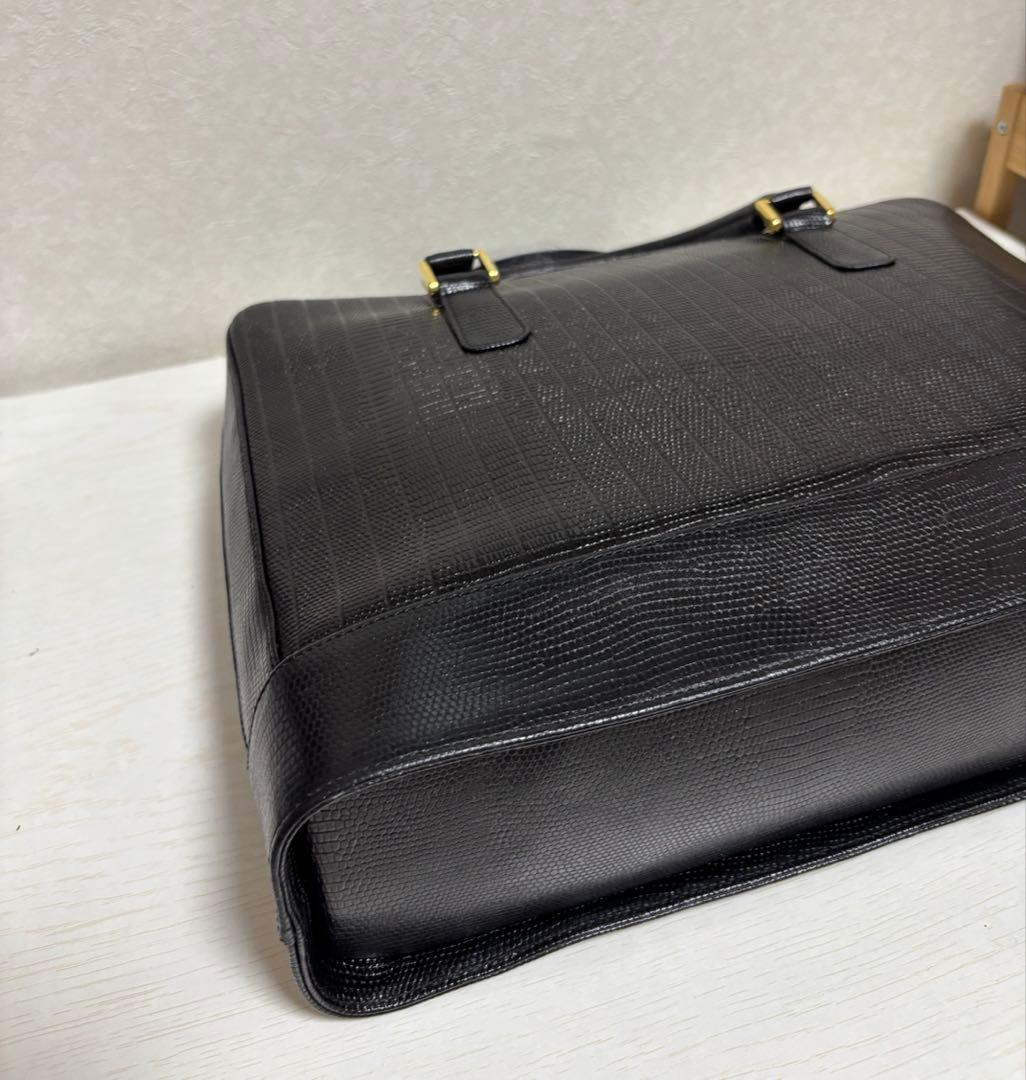 （美品✨）リザード型押しレザー使用した銀座和光（WAKO）のブラックハンドバッグ — image 5