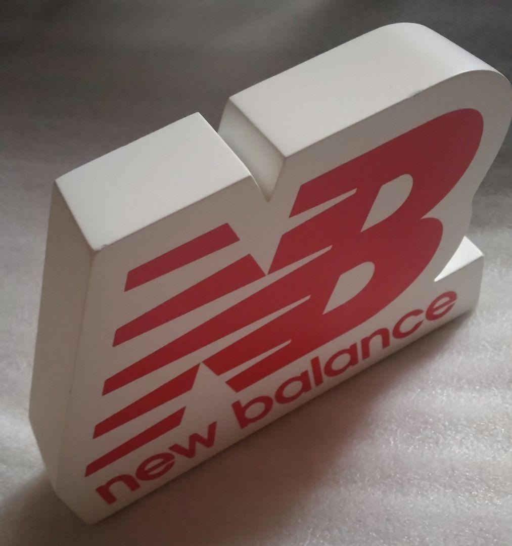 New Balance ロゴ ディスプレイ用オブジェ — image 2