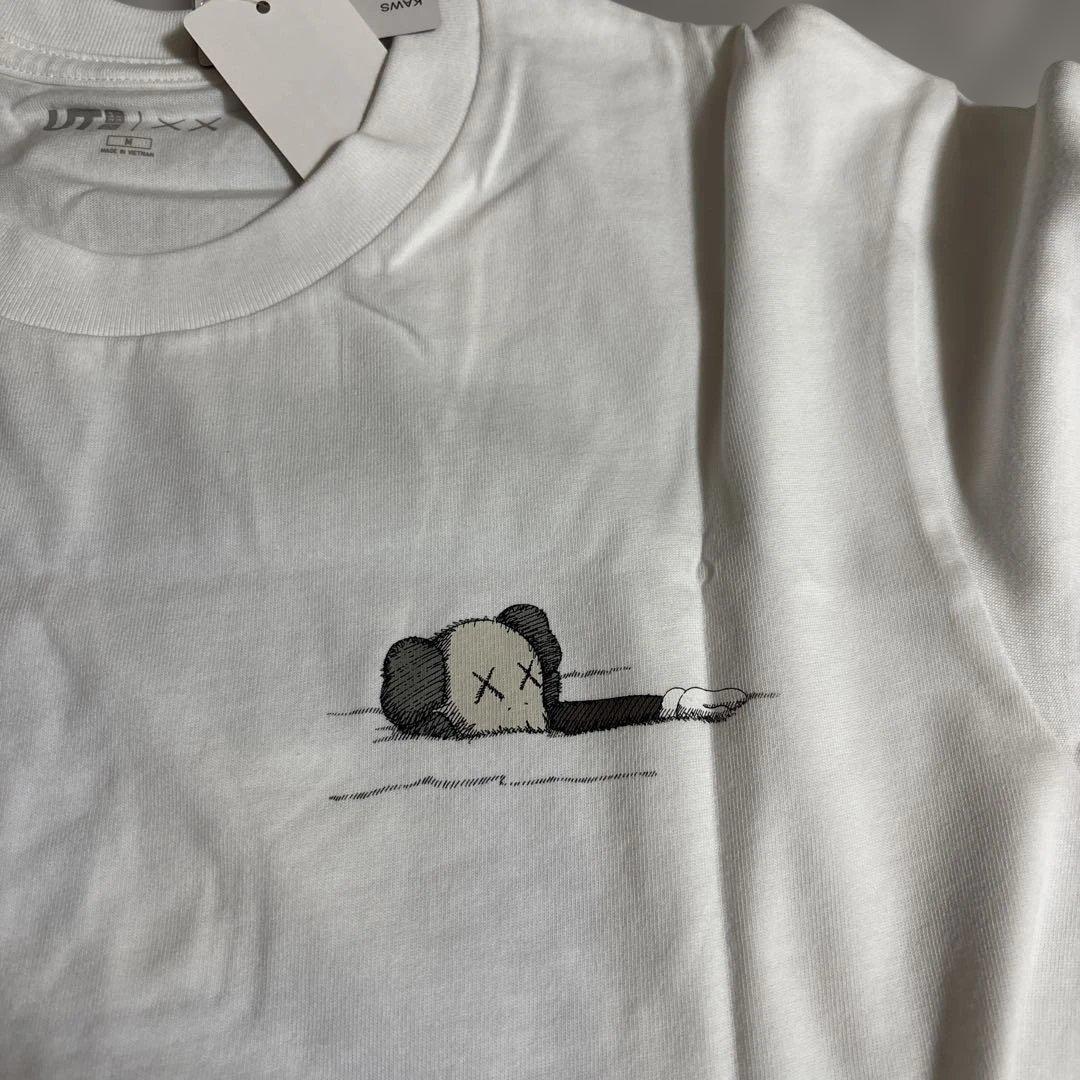 新品未開封　カウズTシャツ　ユニクロ　Mサイズ — image 2