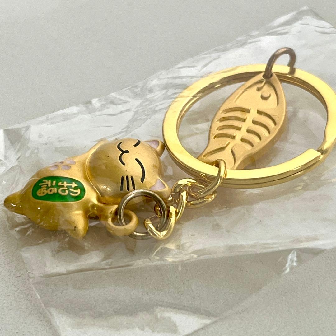 【レア】招き猫と魚の骨 キーホルダー 金色　ゴールド　招福　新品未使用 — image 3