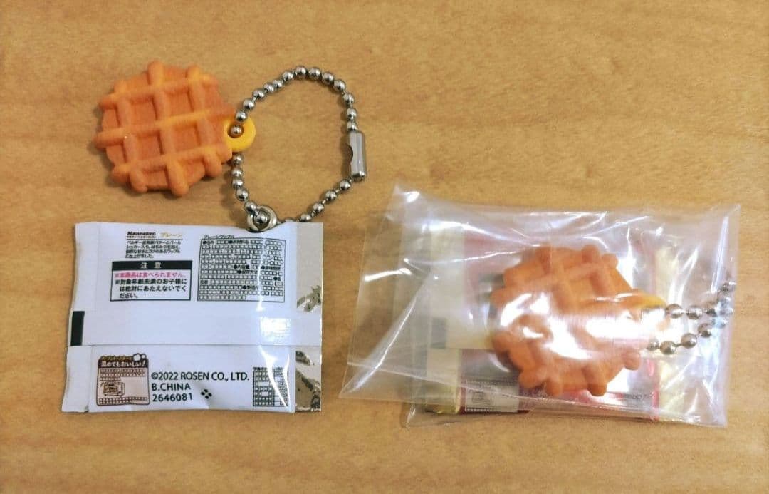 マネケン ベルギーワッフル ガチャ プレーン いちご — image 2