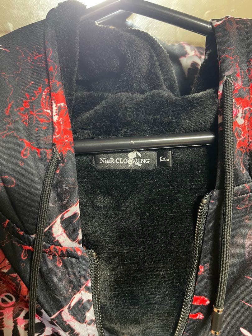 NieR CLOTHING 総柄 ジップアップパーカー ブラック レッド裏起毛 — image 2