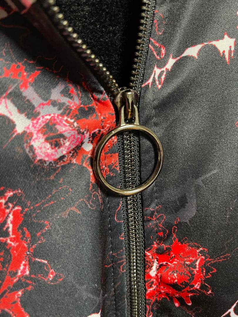 NieR CLOTHING 総柄 ジップアップパーカー ブラック レッド裏起毛 — image 3