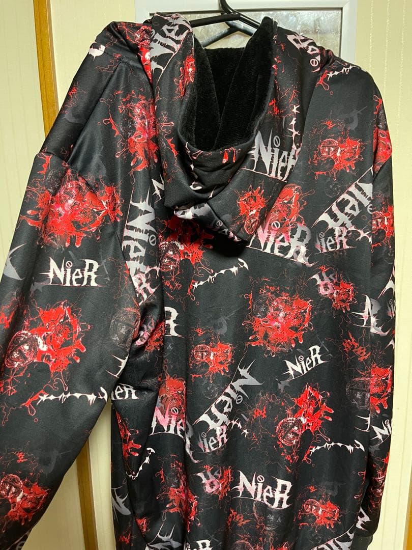 NieR CLOTHING 総柄 ジップアップパーカー ブラック レッド裏起毛 — image 4