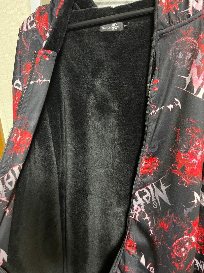 NieR CLOTHING 総柄 ジップアップパーカー ブラック レッド裏起毛 — image 5