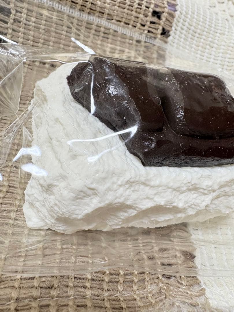300円スタート　新品　チョコ　ケーキ　スクイーズ　チャーム付き — image 2